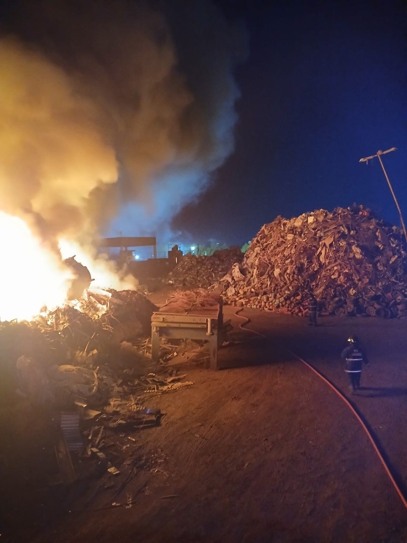 El trabajo de bomberos para contener el montículo incendiado.&nbsp;