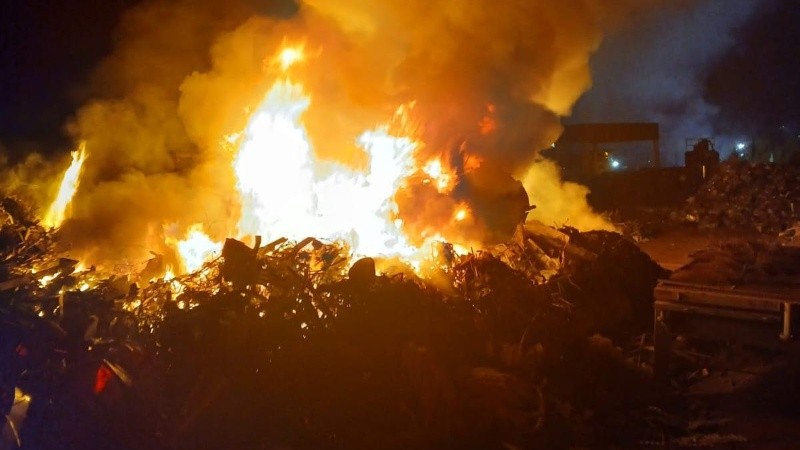 El fuego se originó durante la madrugada.