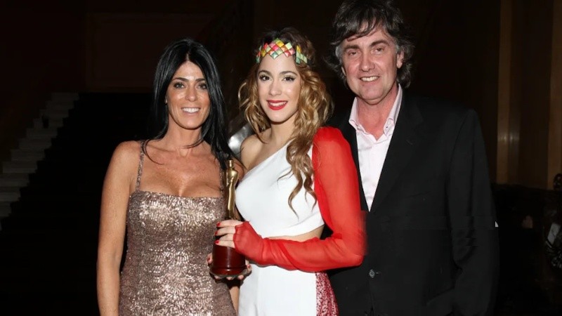 La cantante Tini Stoessel, su mamá, Mariana Muzlera, y su papá, Alejandro Stoessel (revista Pronto)