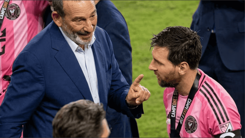 El jugador argentino se mostró muy molesto con el dirigente.
