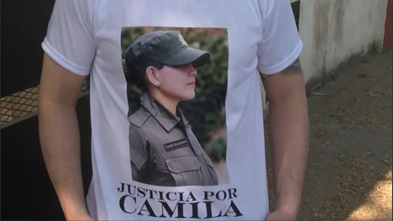 Los hermanos de Camila con su foto en las remeras.