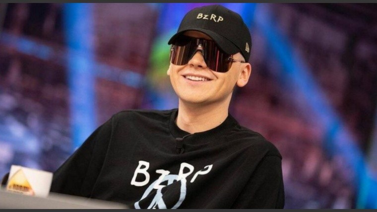 Bizarrap uno de los fanáticos de estas gorras.