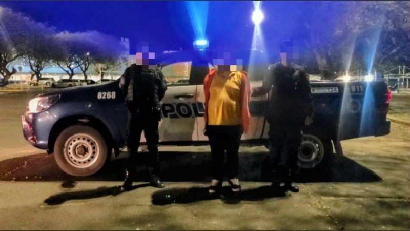 El rosarino aprehendido en el estacionamiento del súper ChangoMás, tras fingir que estuvo secuestrado. Foto: Prensa PFA.