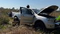 La camioneta robada durante la madrugada y que intentaban desmantelar en un descampado.