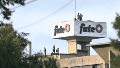 Trabajadores de Fate permanecen en la planta de Virreyes tras el cierre de la fábrica y el despido de 920 operarios.