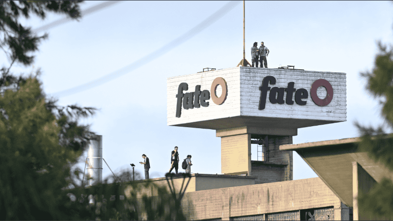 Trabajadores de Fate permanecen en la planta de Virreyes tras el cierre de la fábrica y el despido de 920 operarios.
