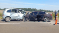 El Chevrolet Meriva y el Chevrolet Cruze quedaron completamente destruidos tras el choque frontal en la Ruta Nacional 12.
