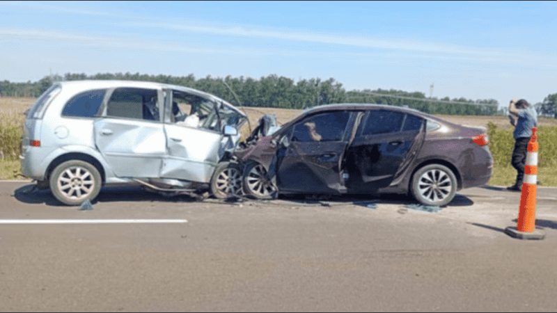 El Chevrolet Meriva y el Chevrolet Cruze quedaron completamente destruidos tras el choque frontal en la Ruta Nacional 12.