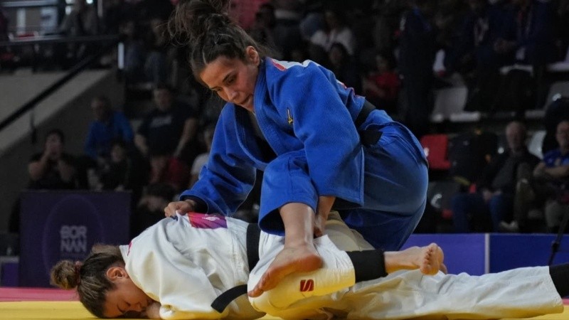 Agustina De Lucía en pleno combate. Alan Monzón/Rosario3.&nbsp;