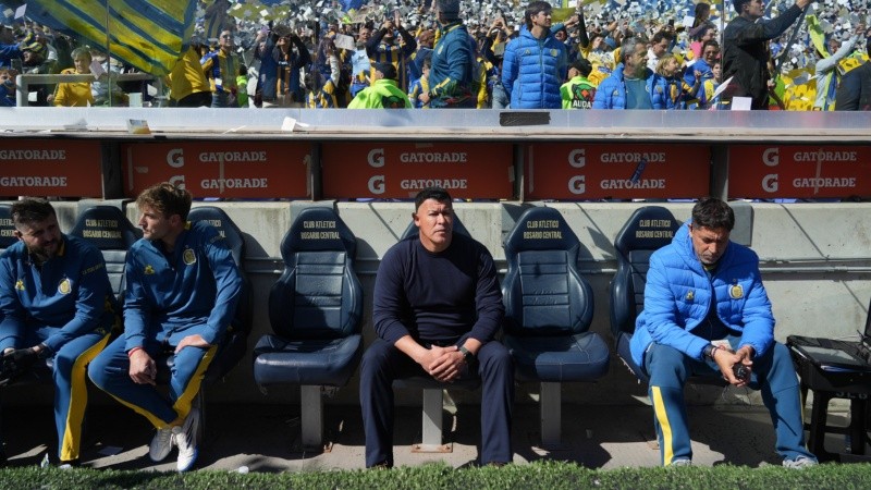 Almirón se juega mucho en los próximos partidos en el banco de Central (Alan Monzón/Rosario3)
