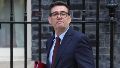 El primer ministro británico Andy Burnham al dejar 10 Downing Street.