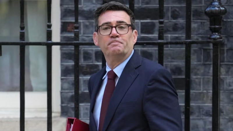 El primer ministro británico Andy Burnham al dejar 10 Downing Street.