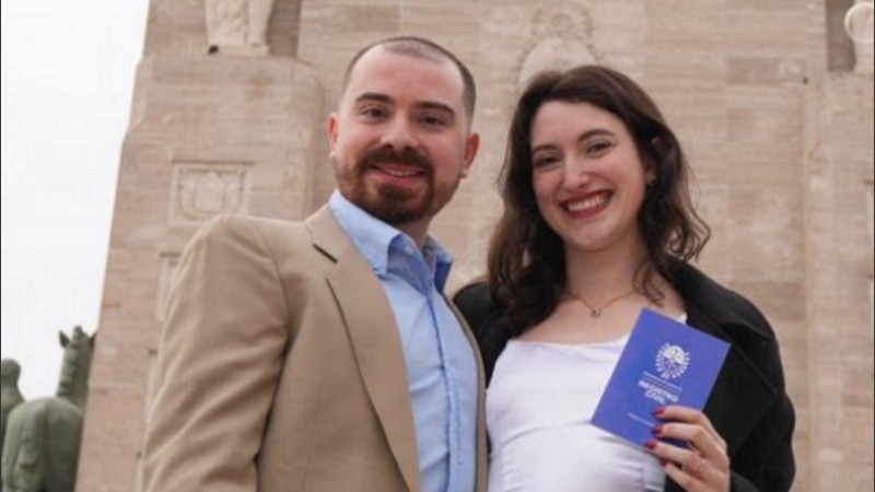 En una jornada inédita, once parejas se casaron en el Monumento Nacional a la Bandera.