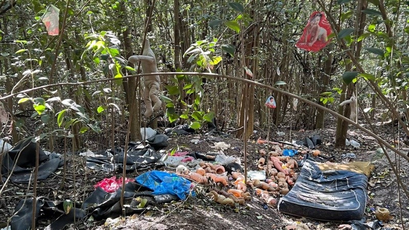 Las sugerentes imágenes muestran partes de bebotes de juguete, un peluche colgando, un colchón desvencijado, la imagen de un bebé propia de un paquete de pañales y guantes de látex.