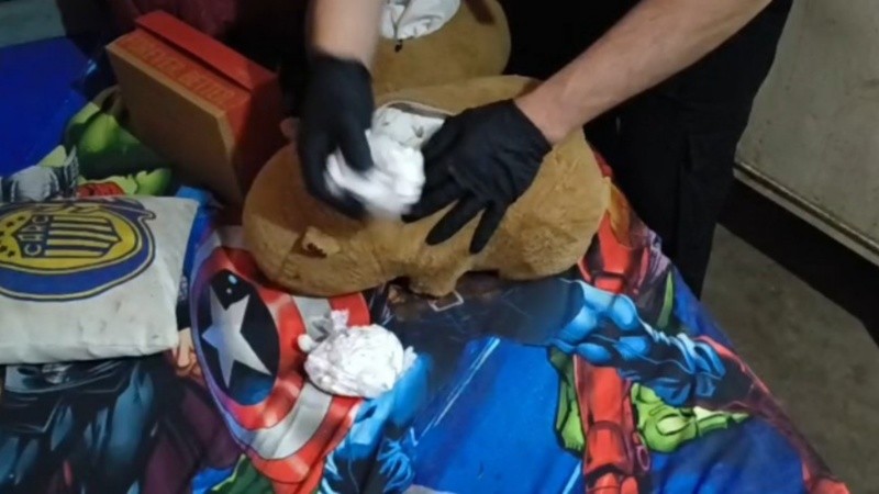 El bagullo de cocaína, oculto en un peluche capibara.