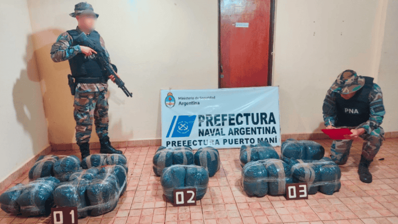 Los paquetes secuestrados durante el operativo. (PNA)