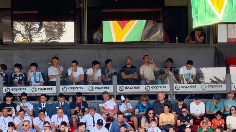 El cuerpo técnico de la Selección mayor viendo a la sub-19.