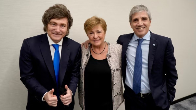 Javier Milei, Kristalina Georgieva y Luis Caputo. (archivo)