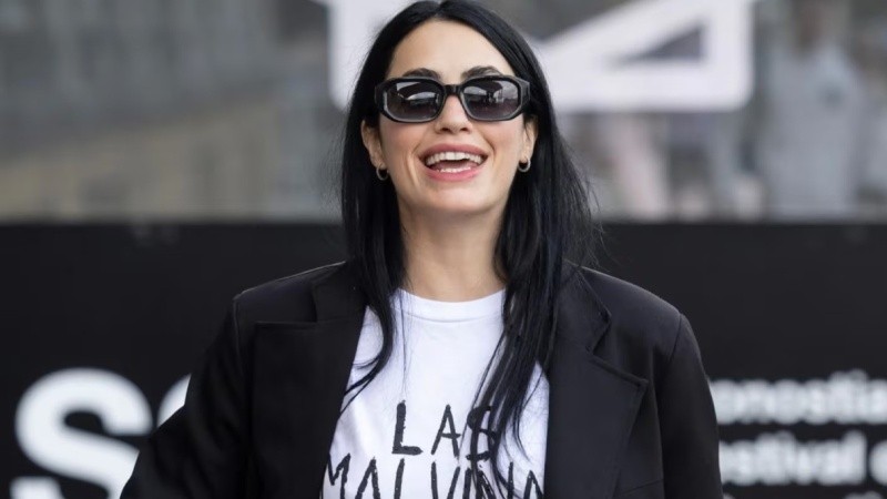 La artista desde España luciendo una remera con la consigna: 