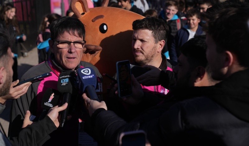 &nbsp;El ministro Goity, dando declaraciones en el Fan Fest de Rosario. 
