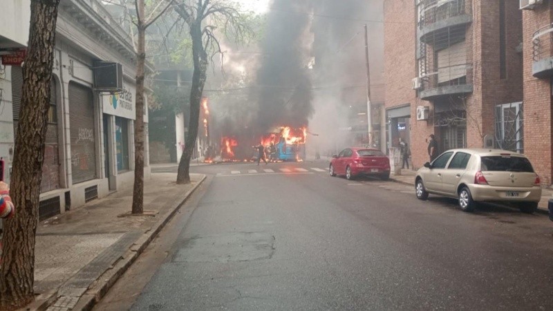 Una de las primeras imágenes del incendio del trolebús de la línea K (Rosario3)