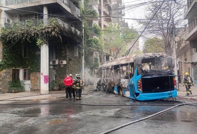 La destrucción fue total para el coche de la K. El incendio provocó daños en el edificio lindero (Rosario3)