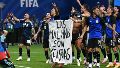 Excombatientes y familiares llevaron una bandera similar a la que desplegaron los jugadores