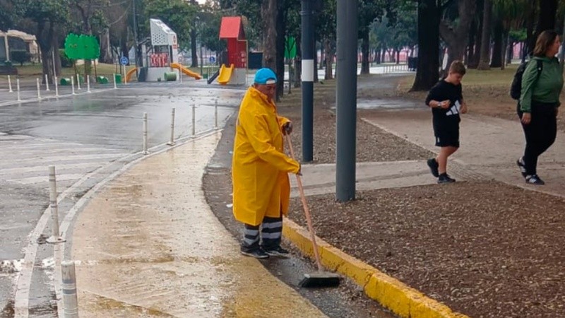 Se refuerza la recolección de residuos diseminados en calles, veredas y espacios públicos, la limpieza de bocas de tormenta y el servicio de barrido en distintas zonas de la ciudad.