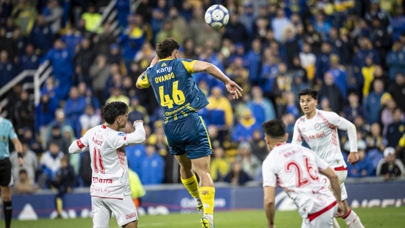Ovando marcó de cabeza un gol clave este domingo en el Gigante. (Rosario Central)