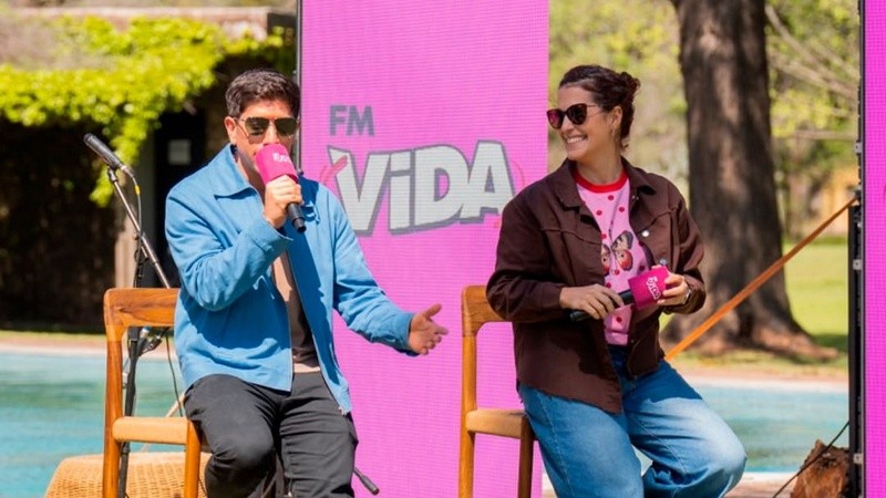 Agus y Mica en la conducción del evento del día de la primavera en los Jardines FM Vida