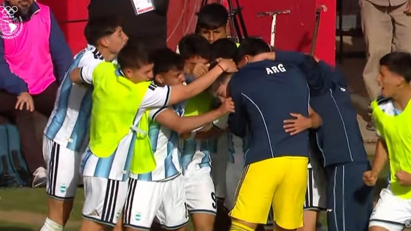 La alegría de los pibes argentinos tras el tanto salvador. (imagen streaming)
