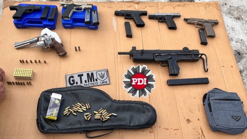 Al menos un hombre rendirá cuentas por la tenencia de las armas. Foto: PDI.