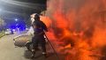 Zapadores trabajando en el primero de los incendios de la madrugada.