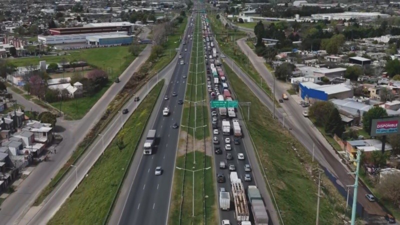 La fila de camiones y vehículos supera los 2 kilómetros. (El Tres)