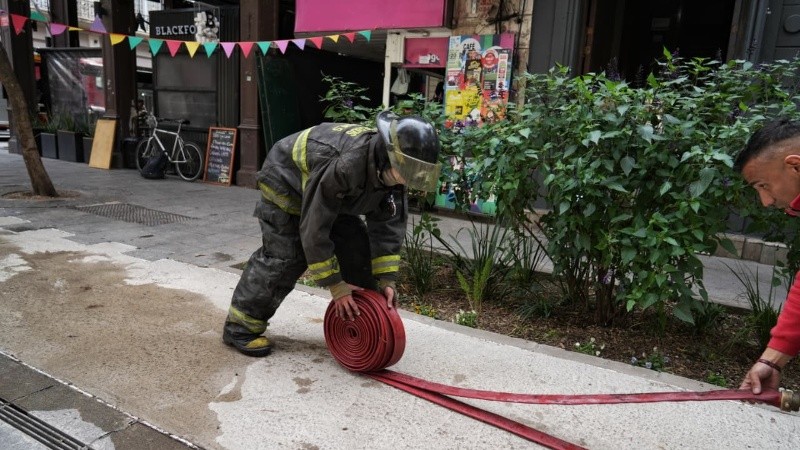 El trabajo de los bomberos en la zona (Alan Monzón/Rosario3)&nbsp;