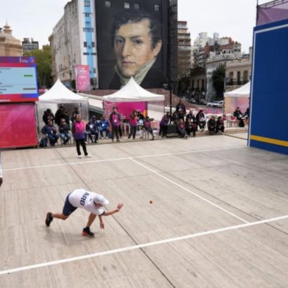 El argentino Astorga protagonizó uno de los seis partidos del día en el Monumento, entre varones y mujeres. (Alan Monzón/Rosario3)