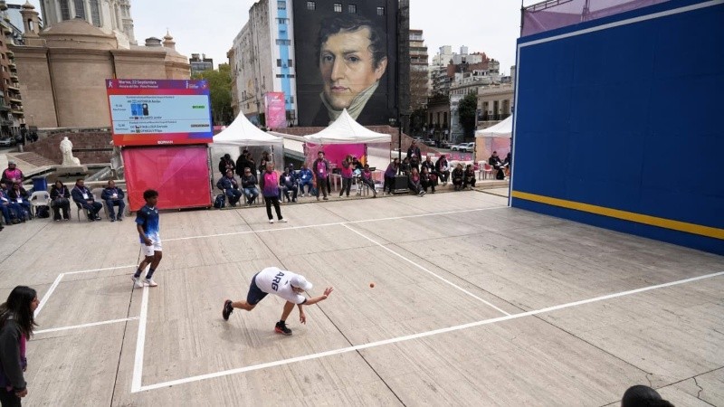 El argentino Astorga protagonizó uno de los seis partidos del día en el Monumento, entre varones y mujeres. (Alan Monzón/Rosario3)