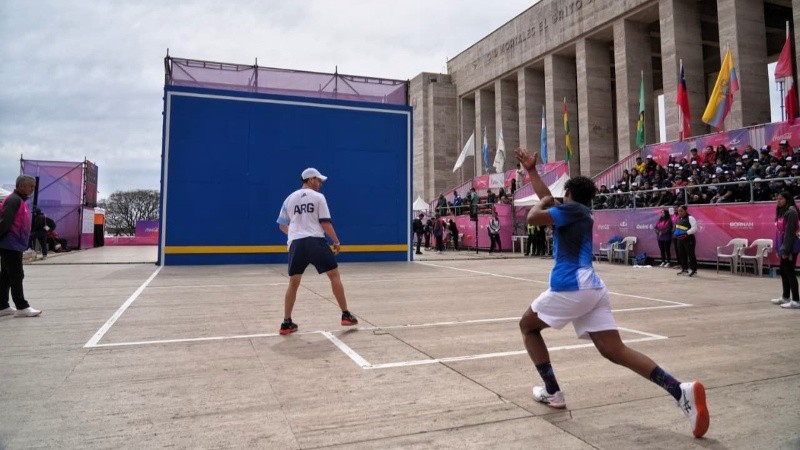 El argentino Astorga protagonizó uno de los seis partidos del día en el Monumento, entre varones y mujeres. (Alan Monzón/Rosario3)