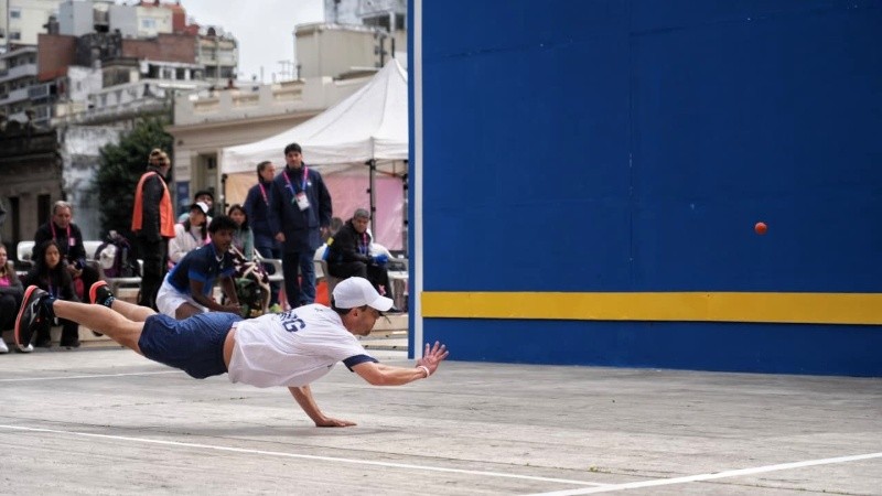 El argentino Astorga protagonizó uno de los seis partidos del día en el Monumento, entre varones y mujeres. (Alan Monzón/Rosario3)