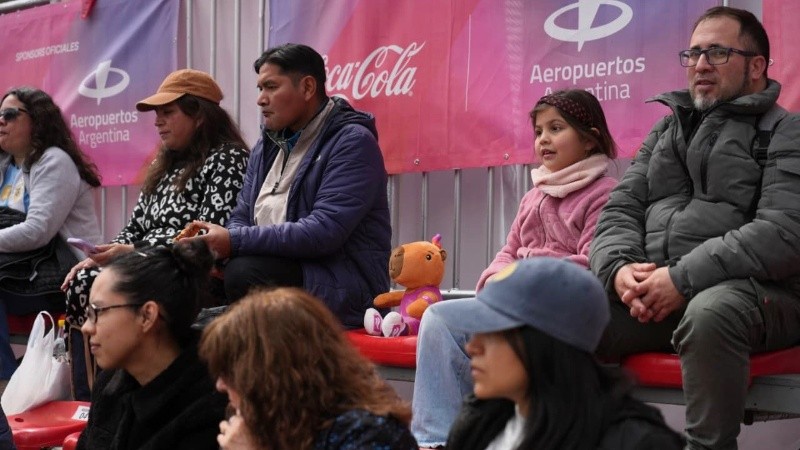 El argentino Astorga protagonizó uno de los seis partidos del día en el Monumento, entre varones y mujeres. (Alan Monzón/Rosario3)