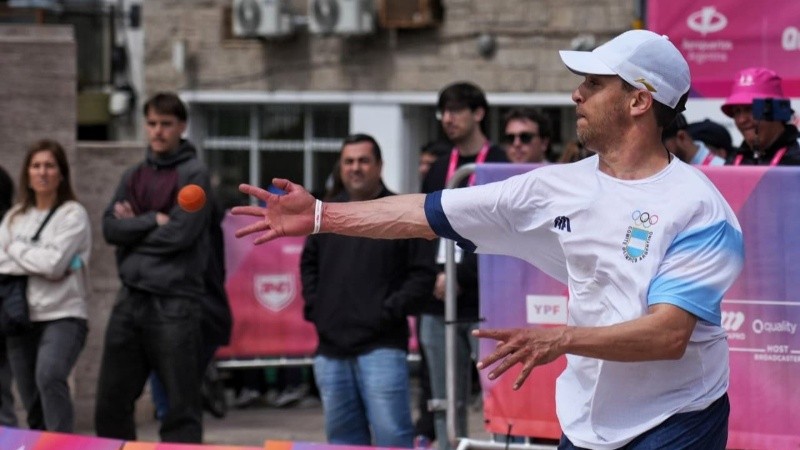 El argentino Astorga protagonizó uno de los seis partidos del día en el Monumento, entre varones y mujeres. (Alan Monzón/Rosario3)