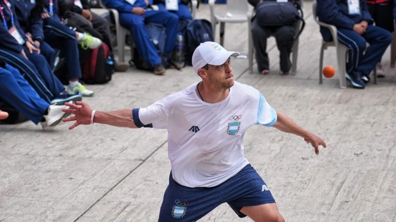 El argentino Astorga protagonizó uno de los seis partidos del día en el Monumento, entre varones y mujeres. (Alan Monzón/Rosario3)