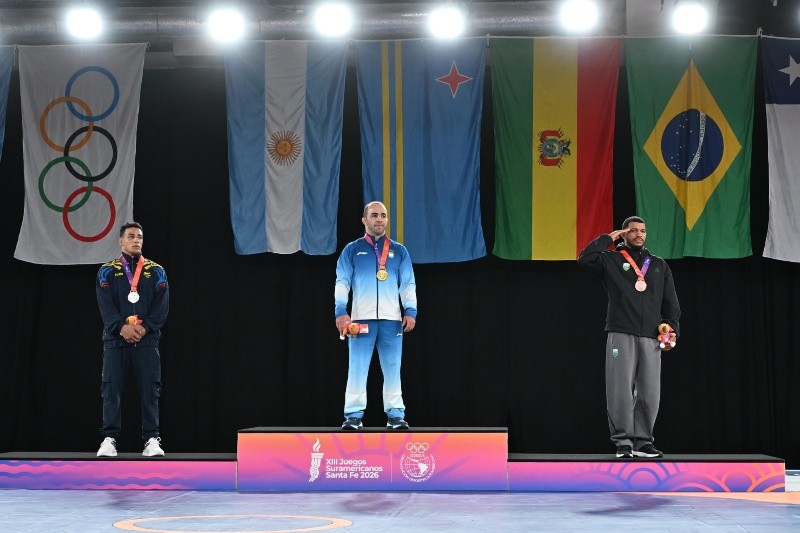 Arsen Julfalakyan en el escalón superior del podio representando a Argentina (Foto: Luciano Bisbal)