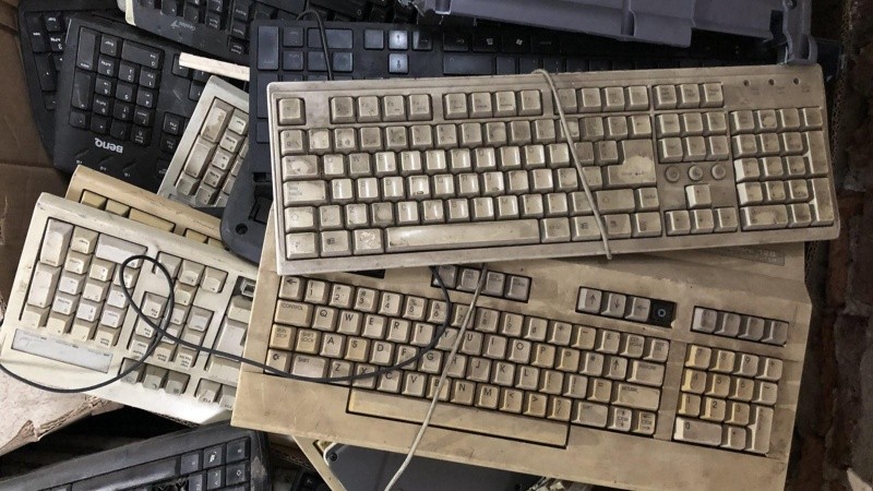 Se reciben CPUs, notebooks, teclados, monitores y parlantes, entre otros. (Municipalidad/J.P.Allegue)
