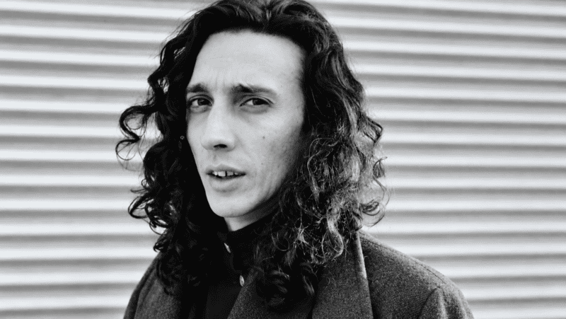 Fito Páez en sus primeros años de carrera, cuando comenzaba a construir desde Rosario una trayectoria que lo convertiría en una figura central del rock argentino.