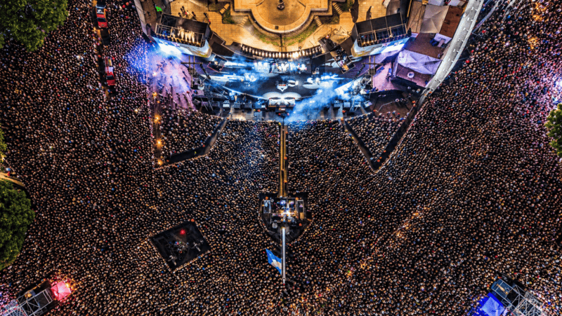 Cerca de 300 mil personas acompañaron a Fito Páez en el recital gratuito que cerró Casa Páez frente al Monumento a la Bandera, en marzo de 2026.&nbsp;