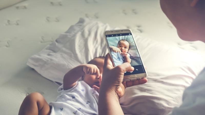 Desde las primeras ecografías hasta cumpleaños, viajes o momentos cotidianos, cada vez son más las imágenes de niños y adolescentes que llegan a internet de la mano de sus propios padres.