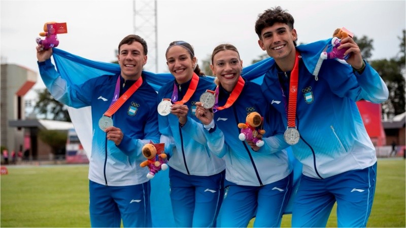El equipo argentino de atletismo ganó la medalla de plata en la prueba de posta mixta 4x100 metros.