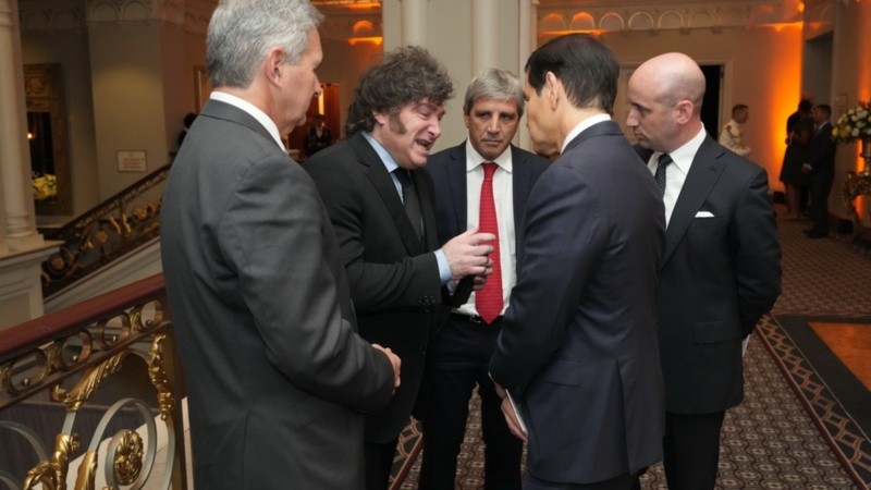 Funcionarios argentinos y norteamericanos hoy en New York.