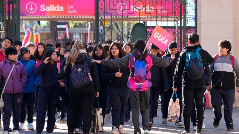 Los voluntarios guías ayudan a las escuelas a pasear por los escenarios. Alan Monzón/Rosario3.